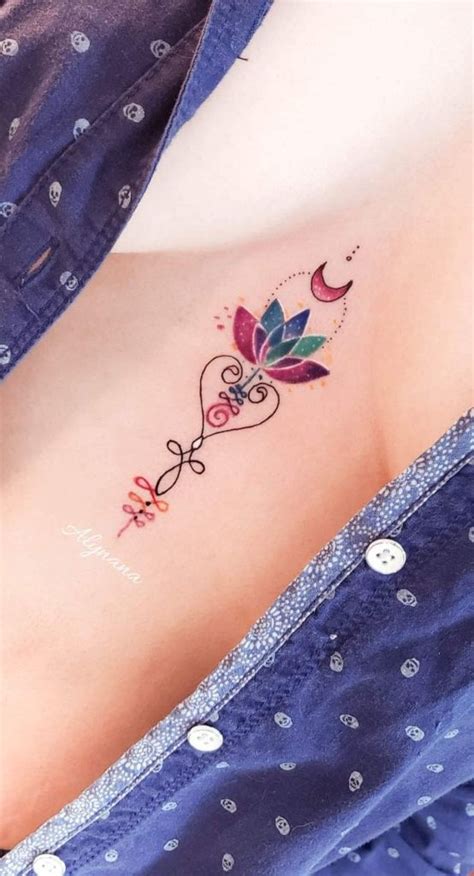 tatuajes en medio de los senos para mujeres|Tatuajes para mujeres en el PECHO: 30 diseños ATREVIDOS y。